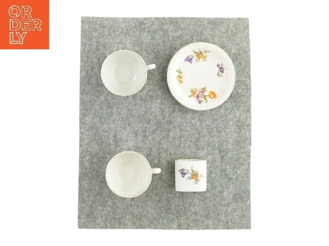 Billede 2 - 2 kopper, en underkop og et lille bærger (str. HØ: 5x9 og 6x3 og Ø:14 cm )