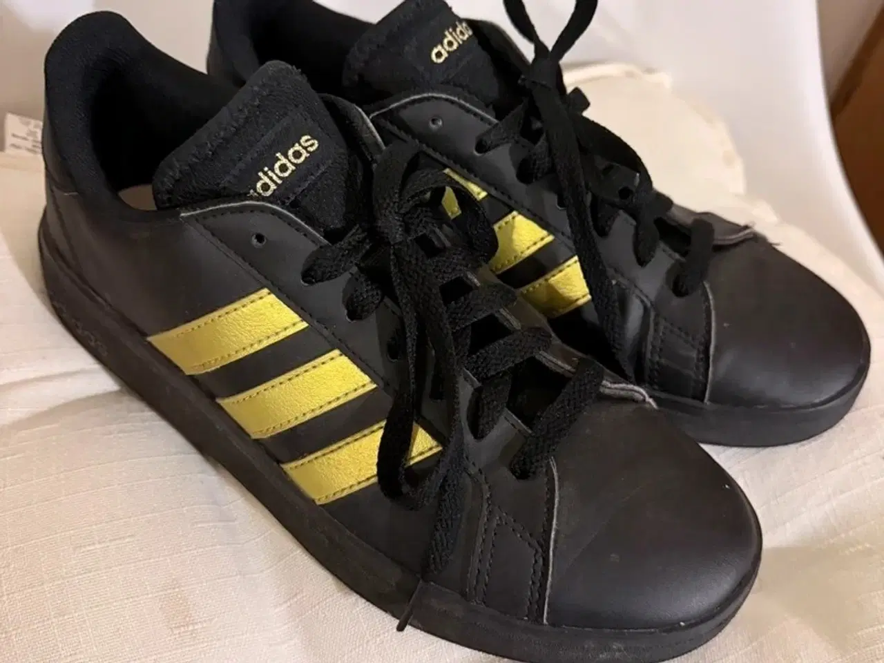 Billede 1 - Adidas sneakers sort guld. Str 40