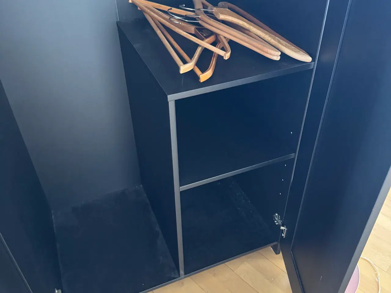 Billede 1 - Gratis Klædeskab sort