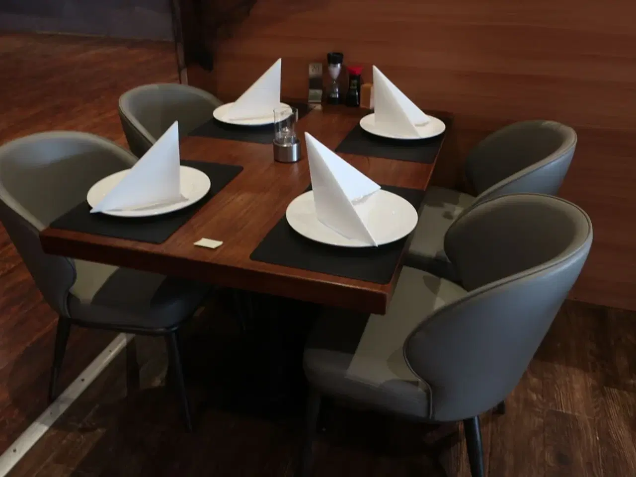 Billede 1 - Bord og 4 nye stole