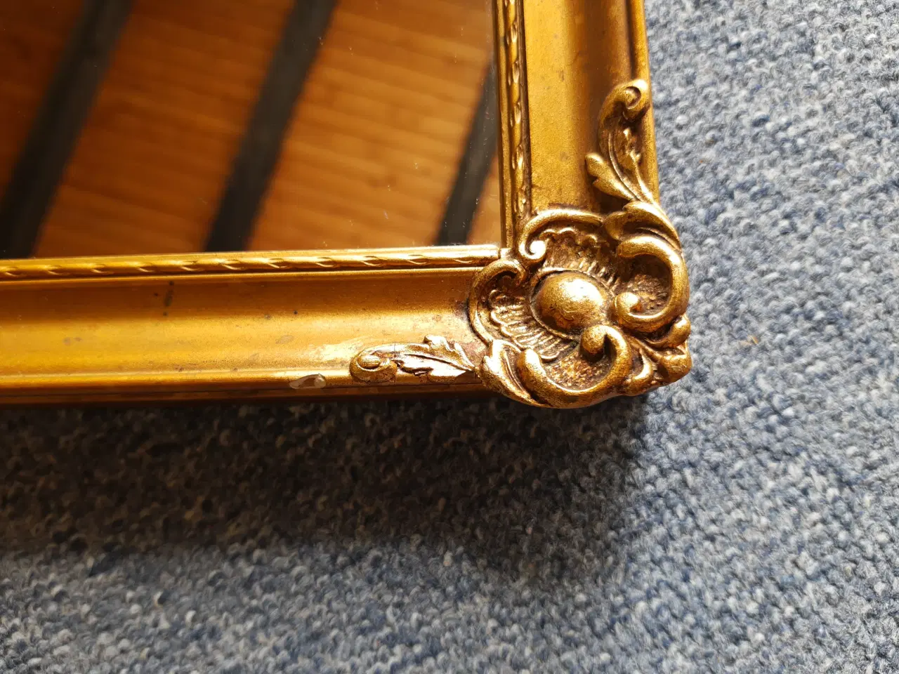 Billede 2 - Spejl med guld ramme.