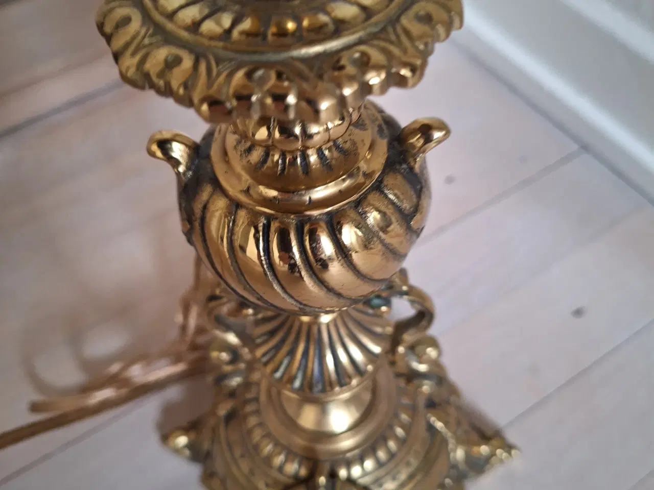 Billede 2 - Ældre bordlampe i messing. Robust og tung.