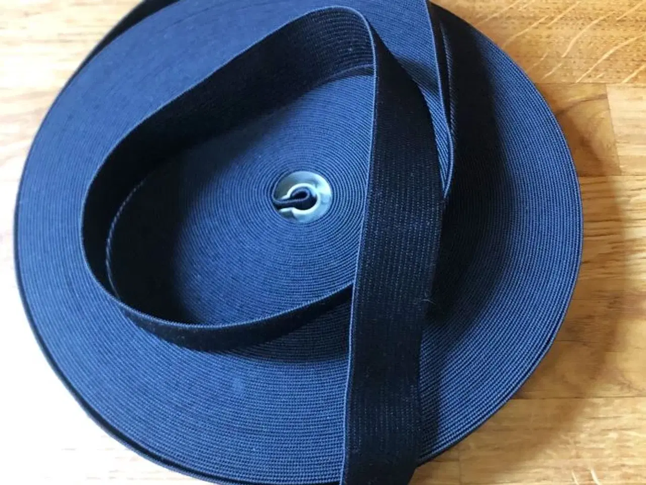 Billede 1 - Rulle med elastik. 25 meter. Halv pris.