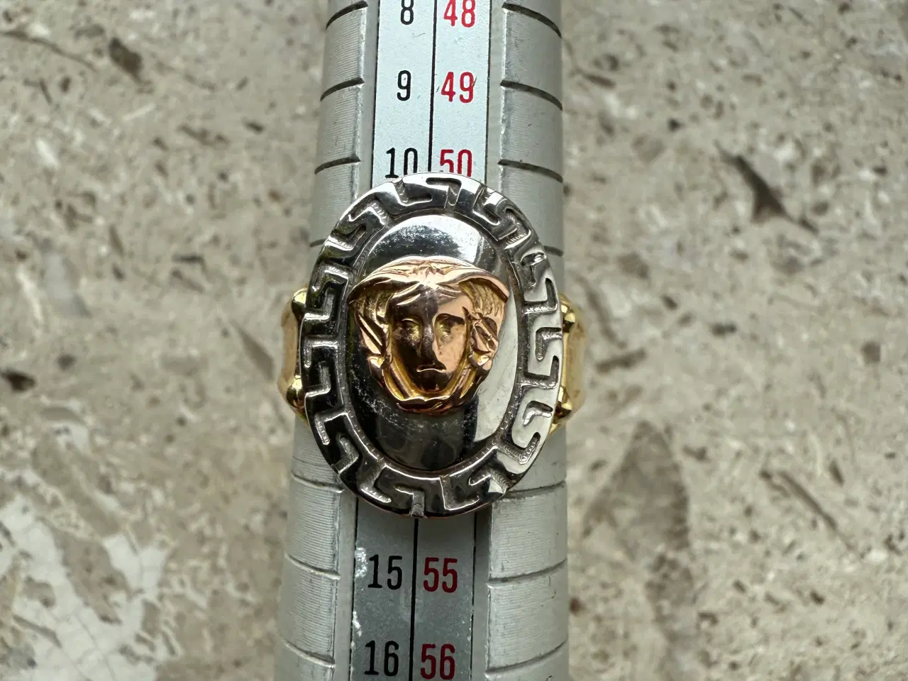 Billede 6 - Flot Versaces Medusa-ring i 14 kt guld