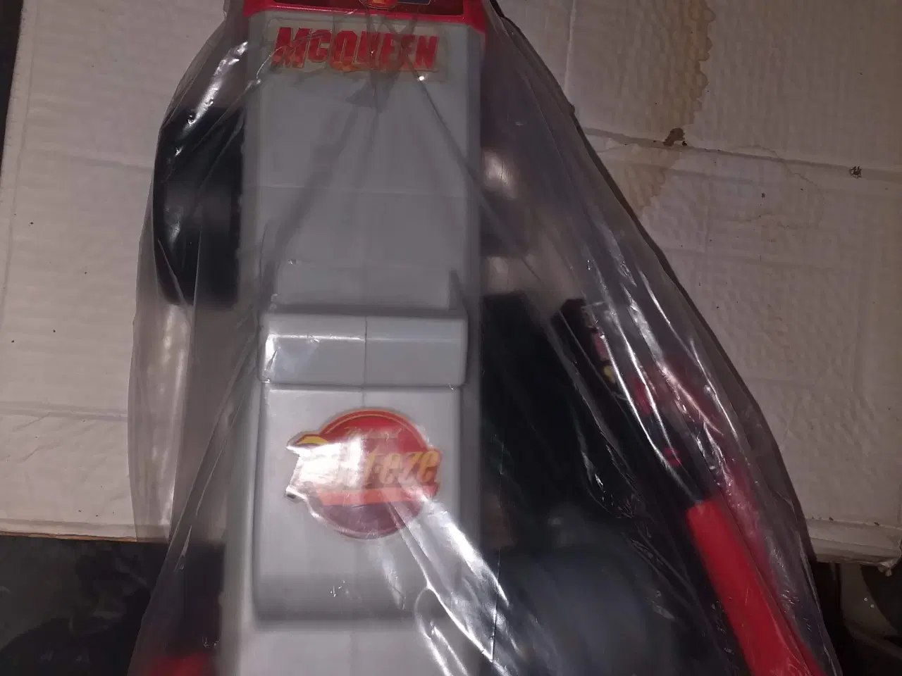 Billede 2 - lift med bil mærket  er McQueen