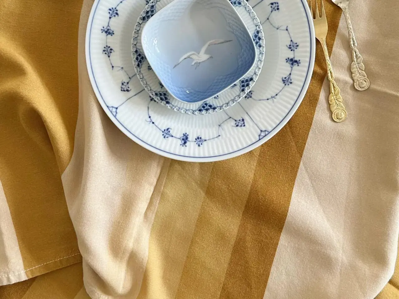 Billede 1 - Retrodug, hvide og gyldne toner, 117 x 136 cm