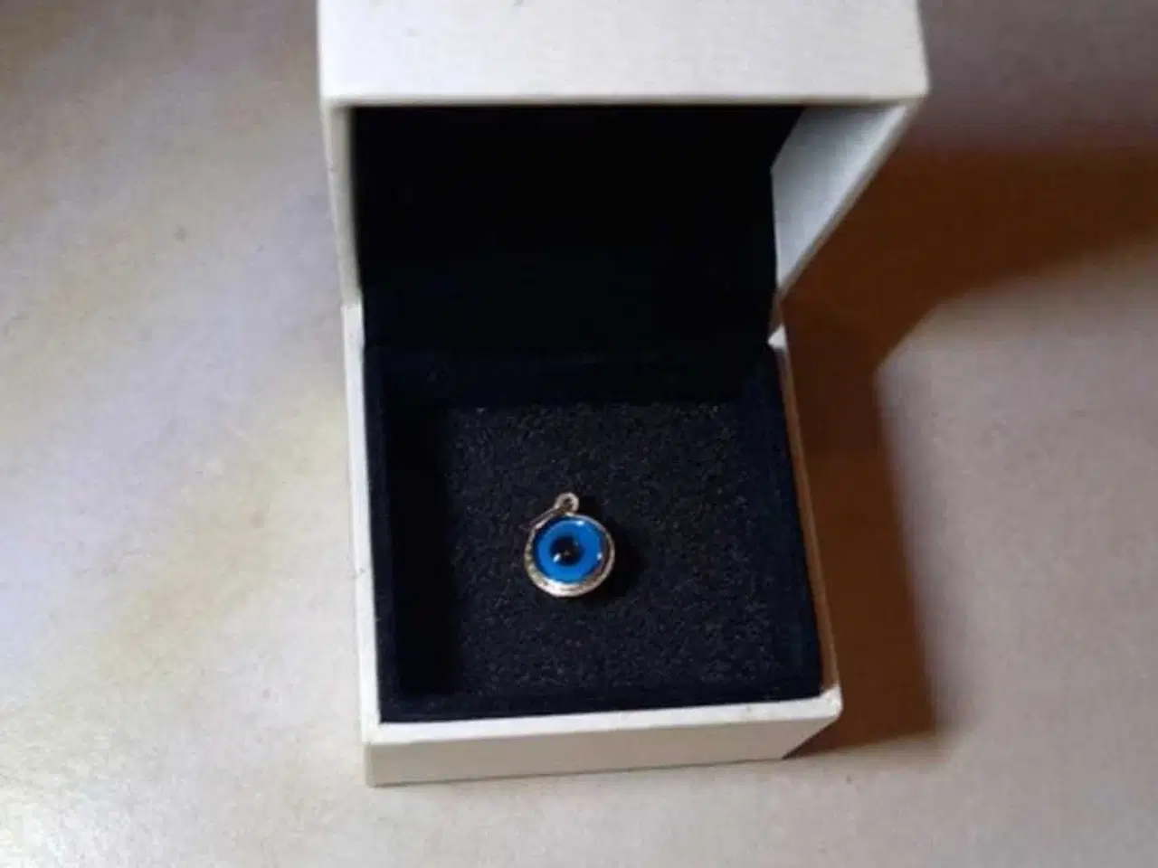 Billede 2 - Vedhæng med blå perle