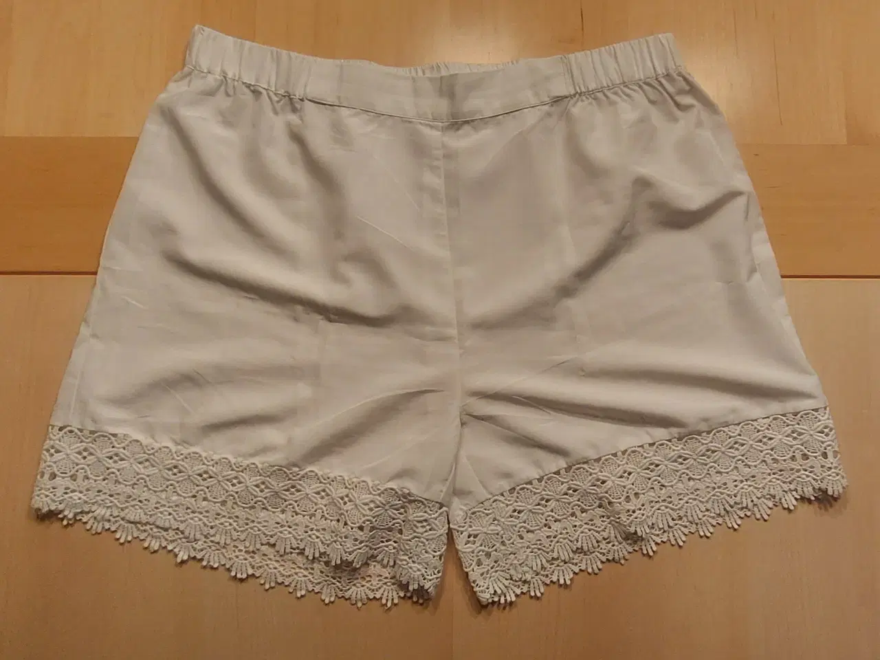 Billede 1 - Lækre bløde shorts i elfenbensfarve sælges
