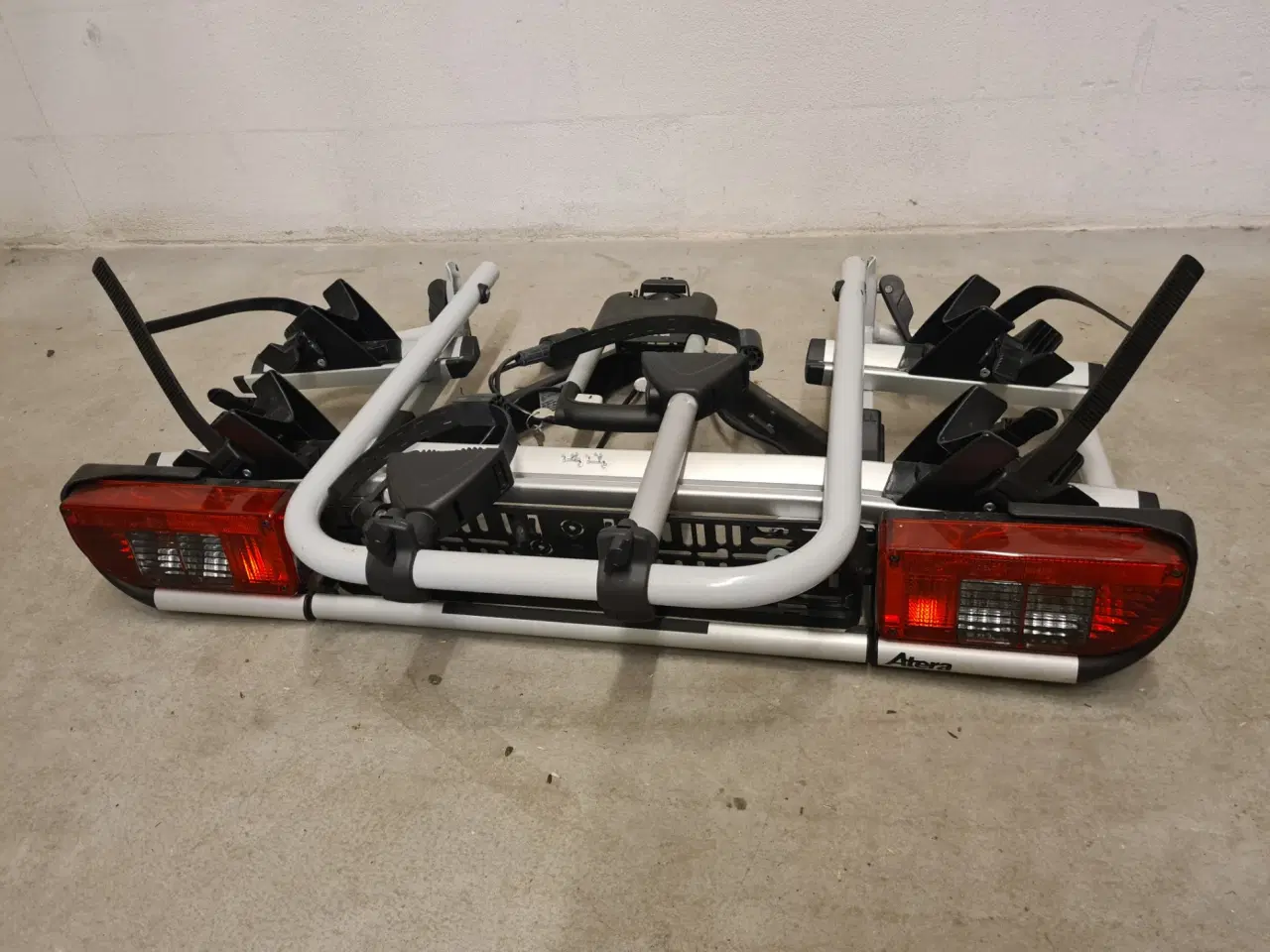 Billede 1 - Cykelholder til to elcykler med vippefunktion