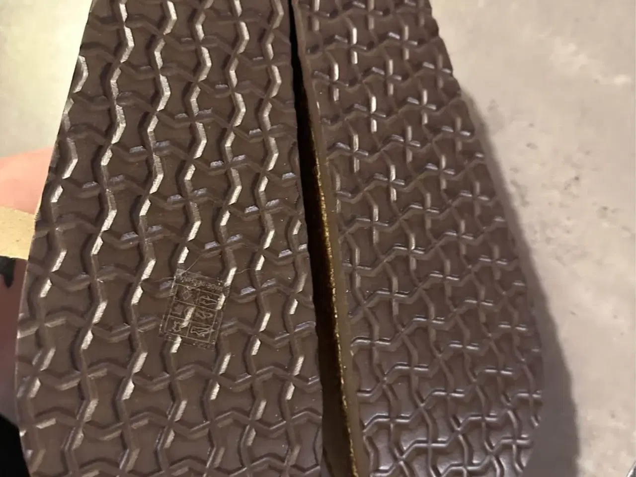 Billede 2 - Helt nye slippers str 42 sælges