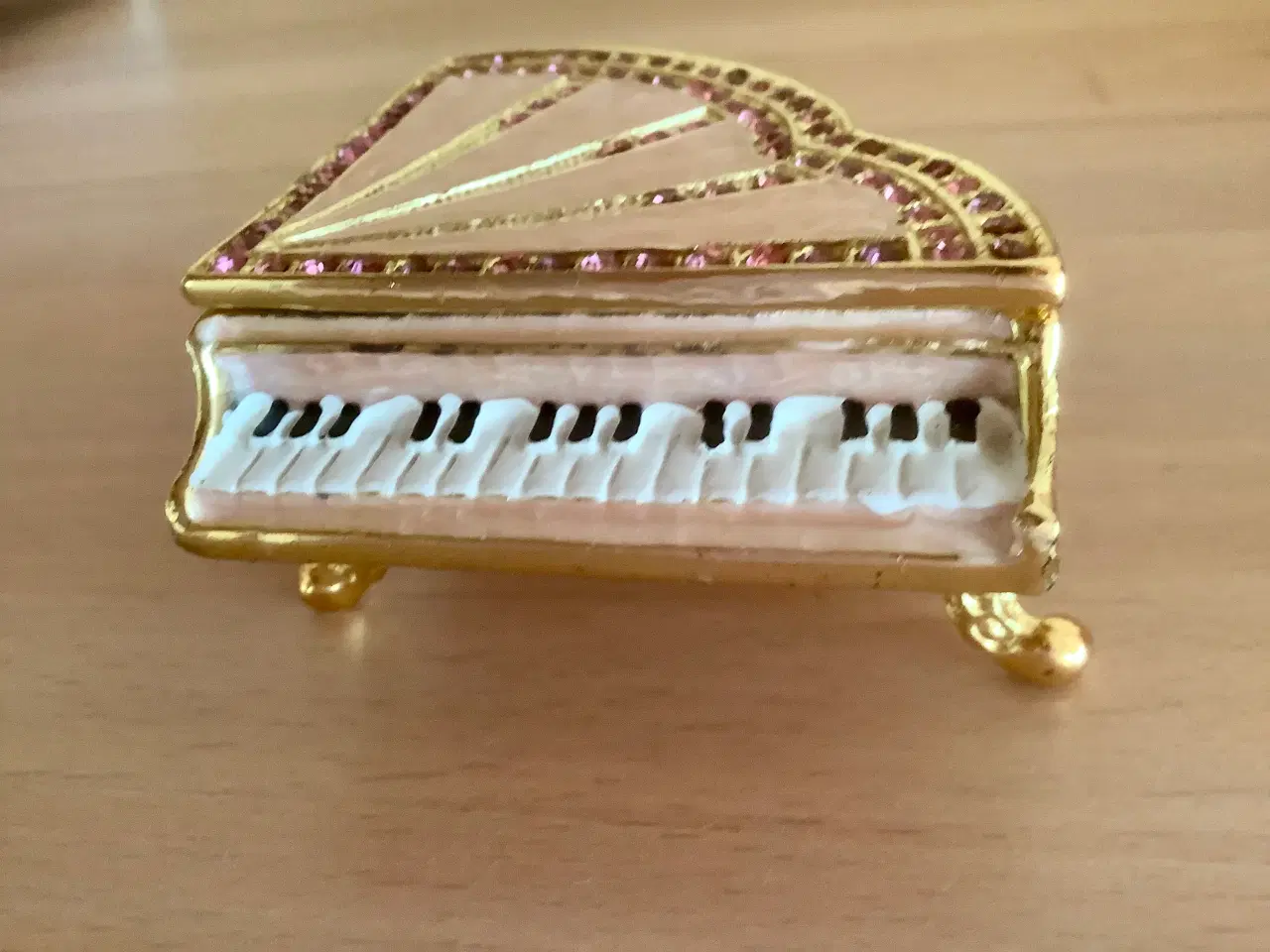 Billede 3 - Lille smykkeskrin formet som et klaver.