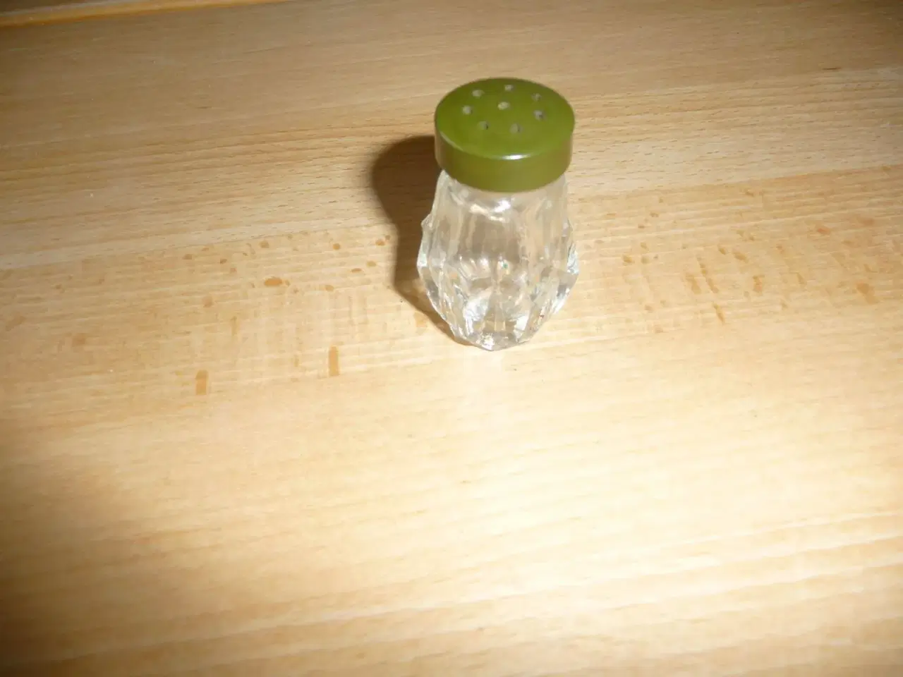 Billede 1 - saltbøsse i glas med plast låg