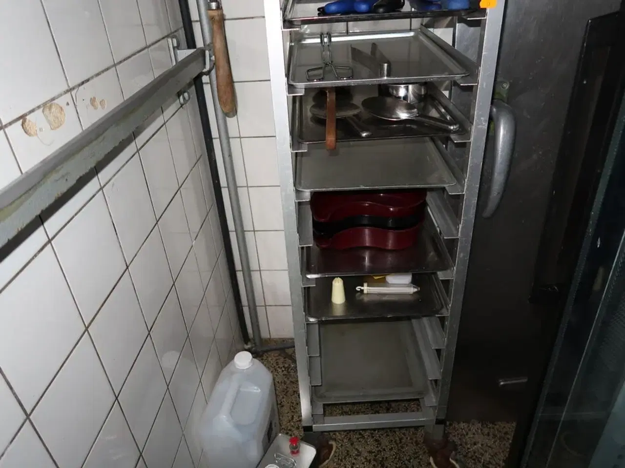 Billede 3 - Stikvogn med badeplader og div. Køkkenservice