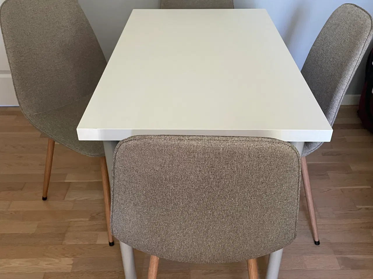 Billede 2 - Pænt hvidt bord med fire stole