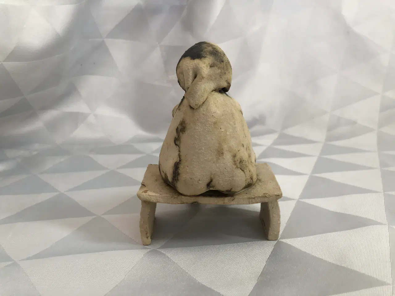 Billede 3 - Keramik figur dame på bænk, Kirsten Hørsman