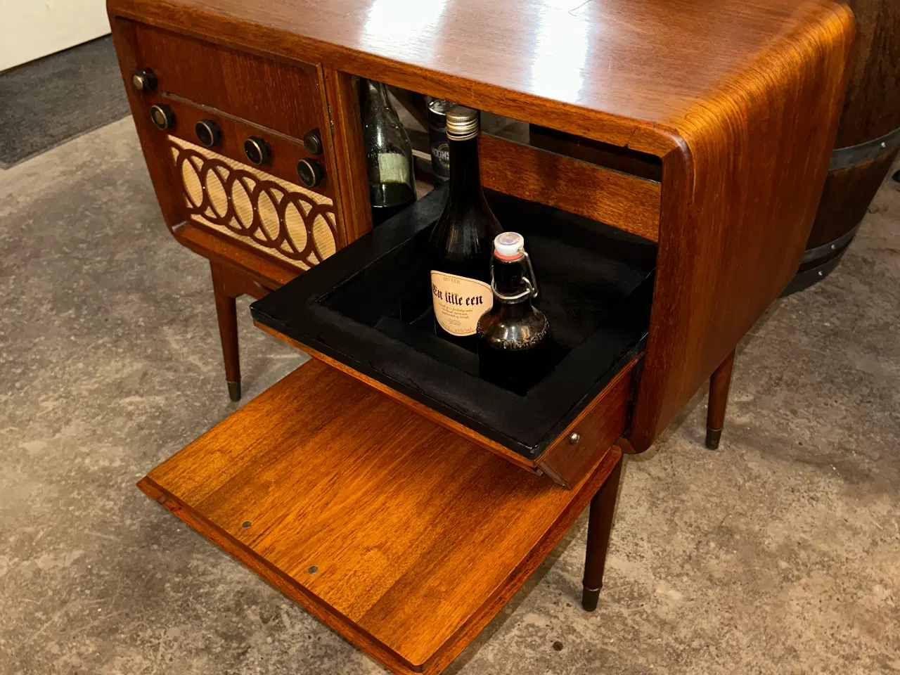 Billede 8 - Barskab i teaktræ, lavet af gammel radiomøbel.