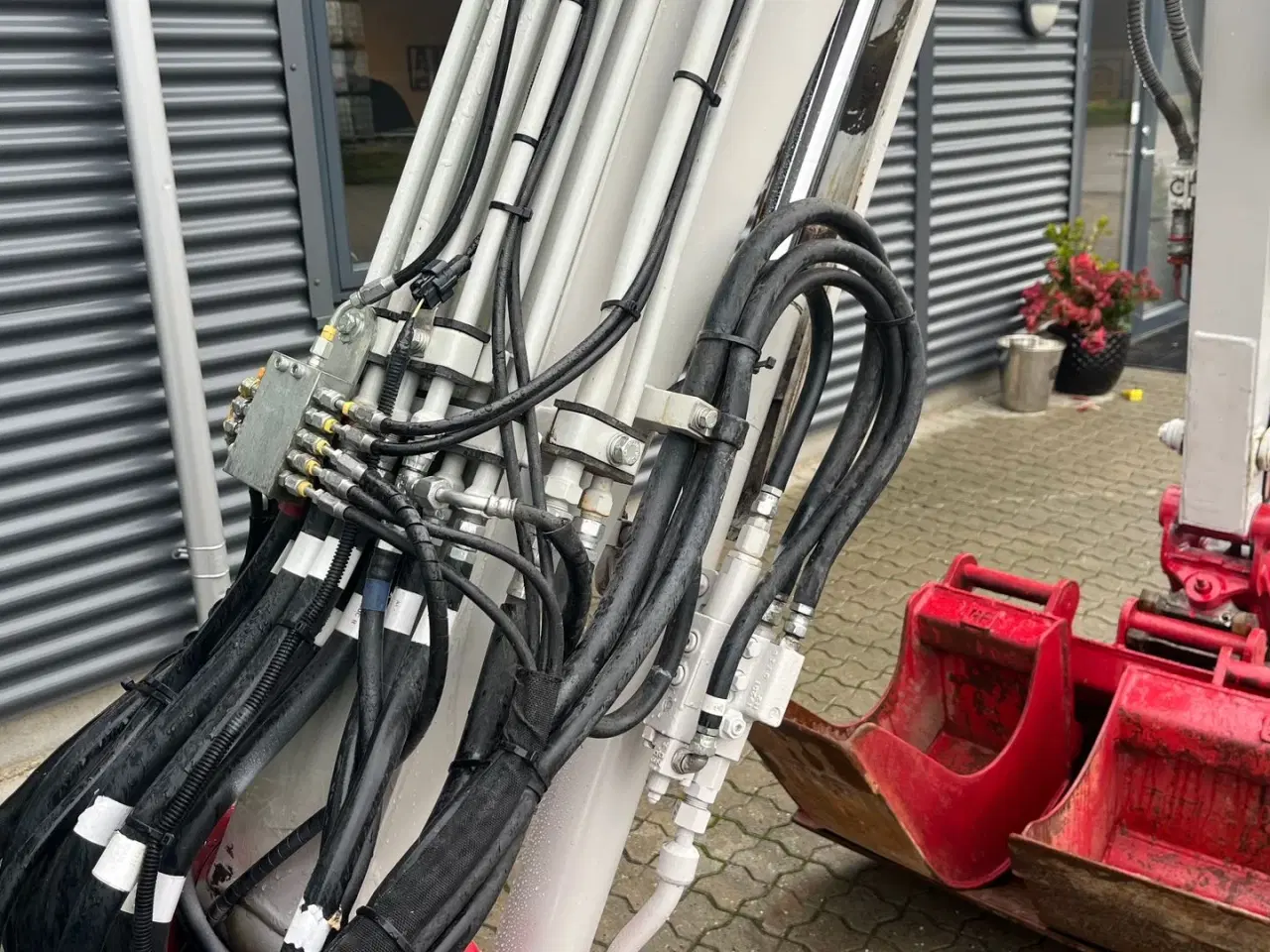 Billede 19 - Takeuchi TB225 Hydraulisk Tiltfæste, centralsmørring +3 skovle