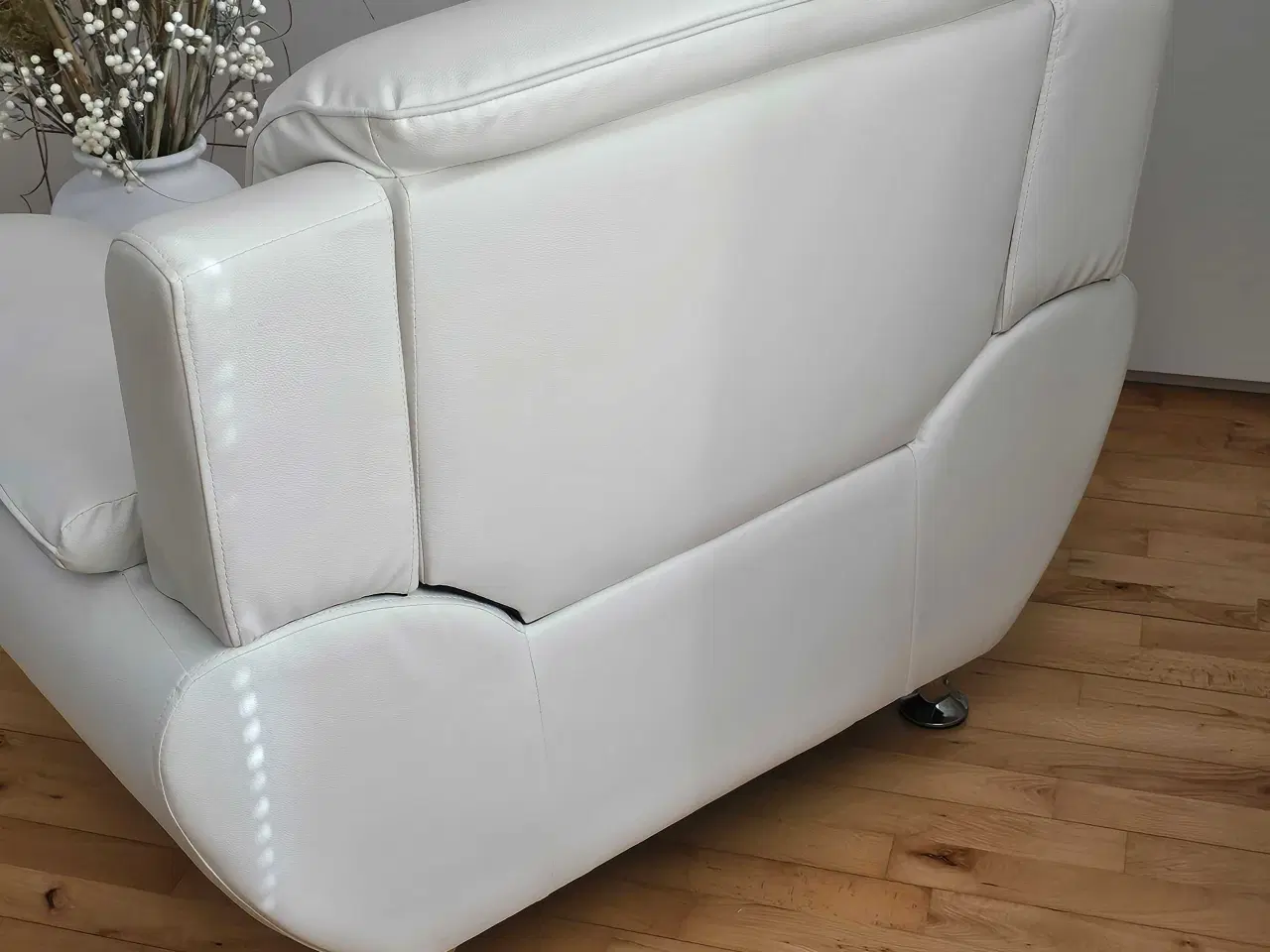 Billede 4 - Ny og ubrugt flot lænestol I hvid kunstlæder