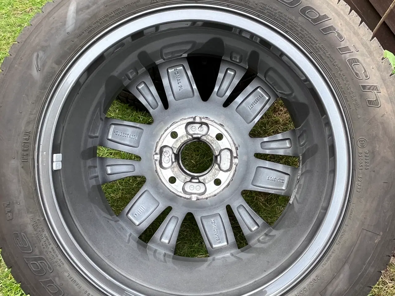 Billede 2 - Dæk med fælge for Peugeot 2008