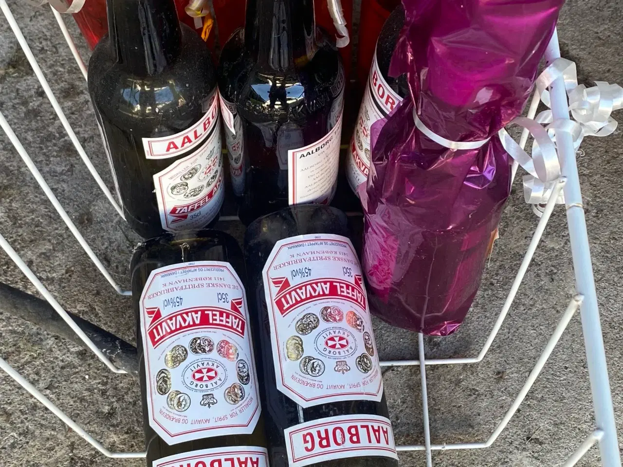 Billede 1 - Rød Ålborg Akvavit