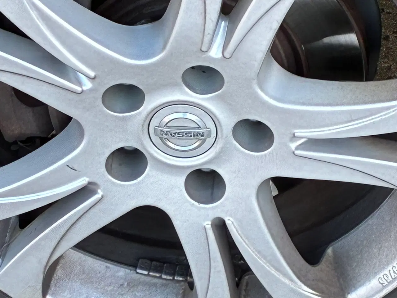 Billede 3 - Næsten nye dæk med fælge 