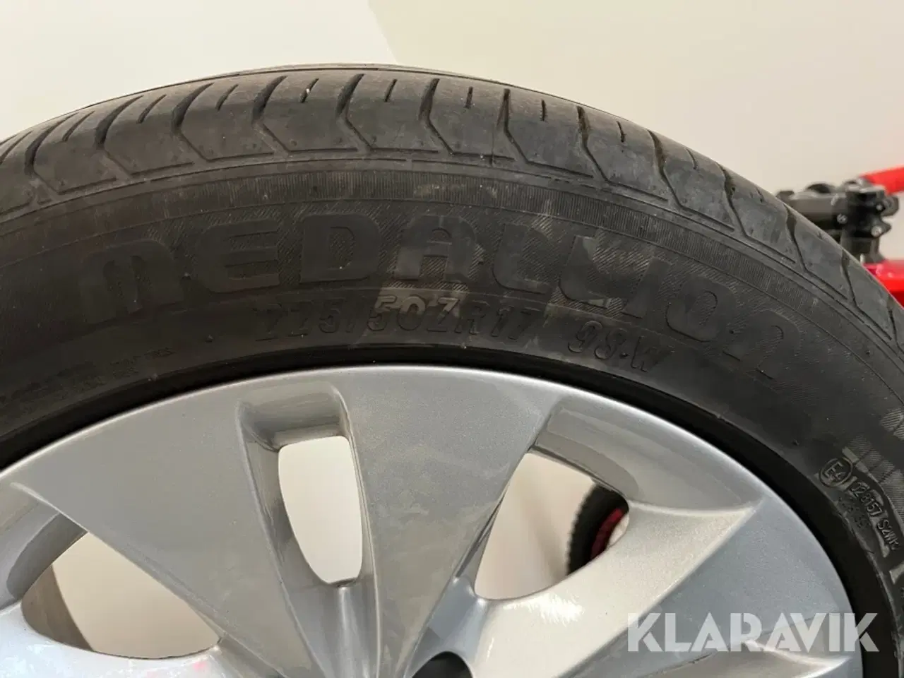 Billede 9 - Dæk med fælg MEDALLION 225/50ZR17