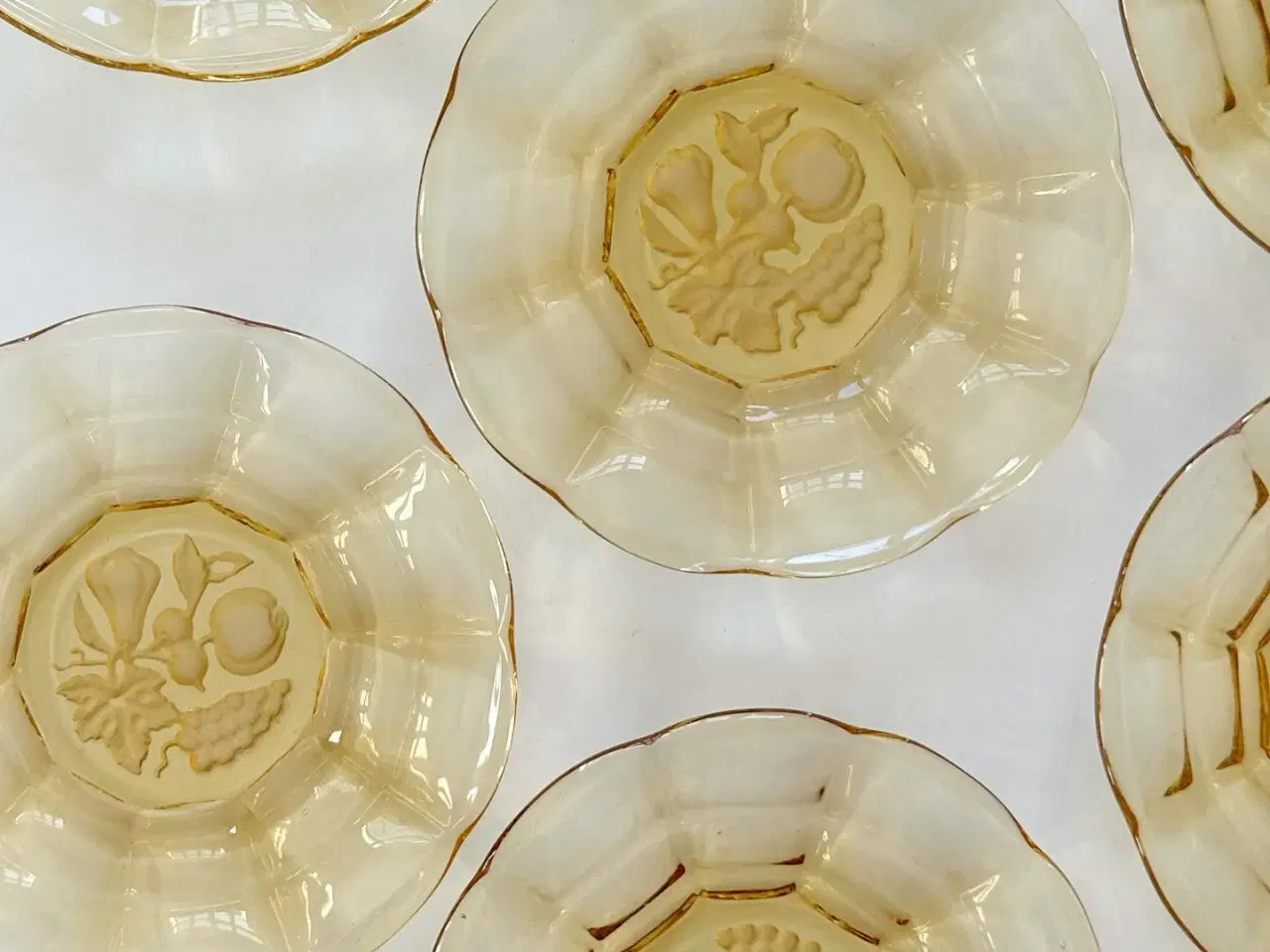 Billede 5 - Ravfarvede glastallerkner m frugtmotiv, NB, 8 stk samlet