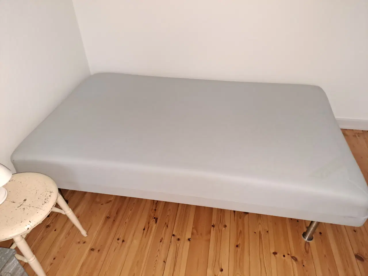 Billede 3 - BORTGIVES - Ikea "Sultan" boxmadres med topmadres.