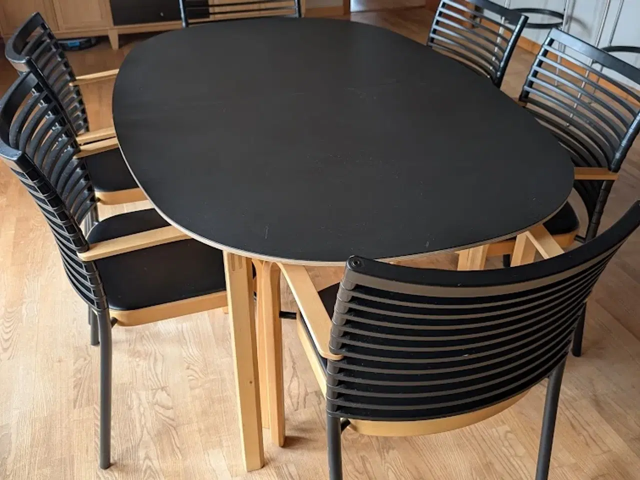 Billede 13 - Magnus Olesen stole 6 stk. + bord m. tillægsplader