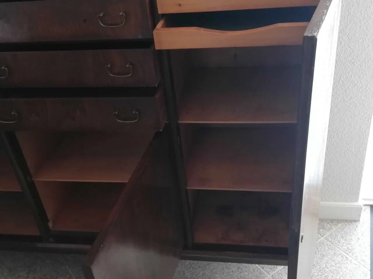 Billede 2 - Super Sjældent Dækketøjs-skab Sælges Billigt.