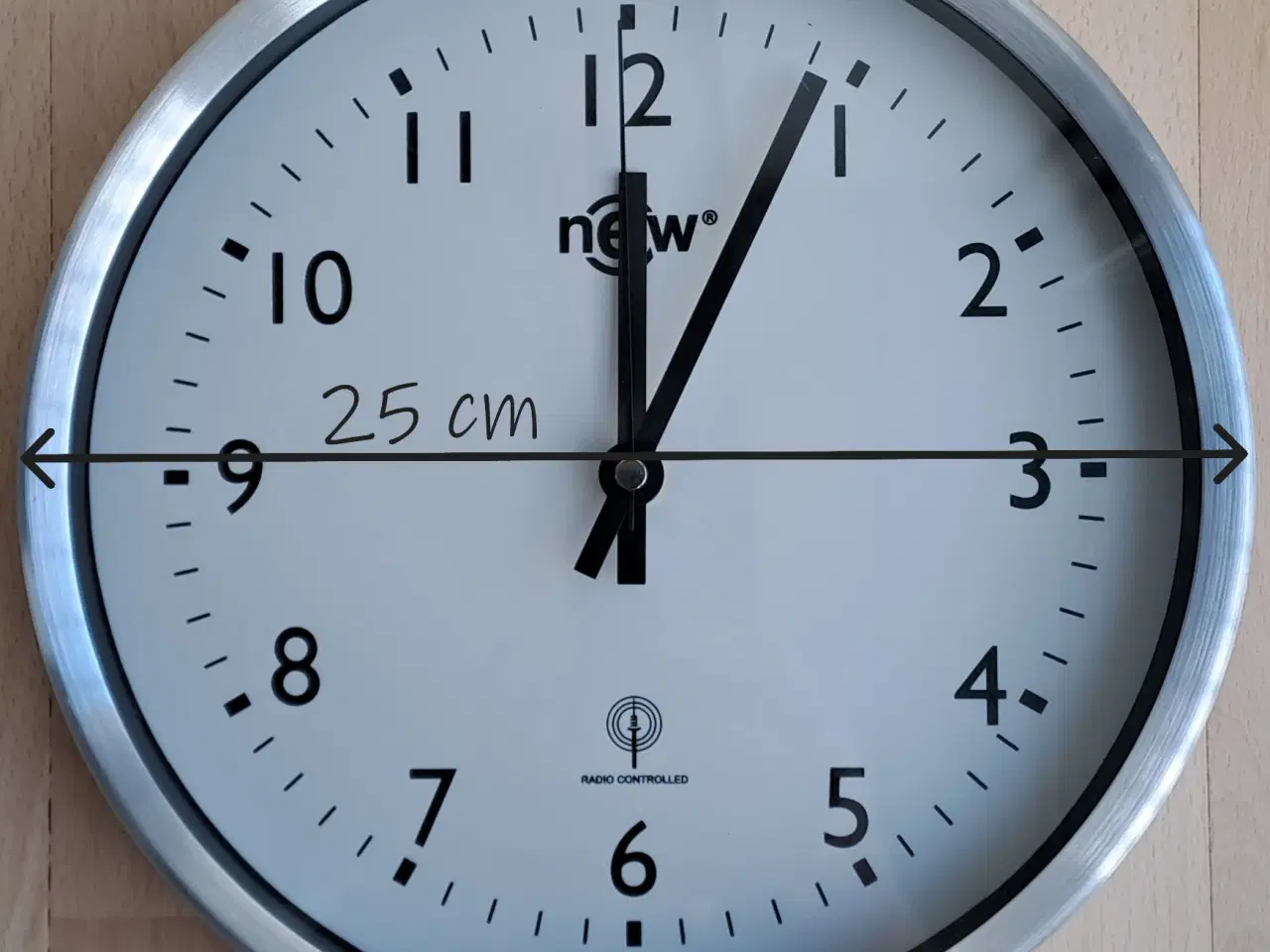 Billede 1 - Vægur radiostyret Ø25 cm - aluramme