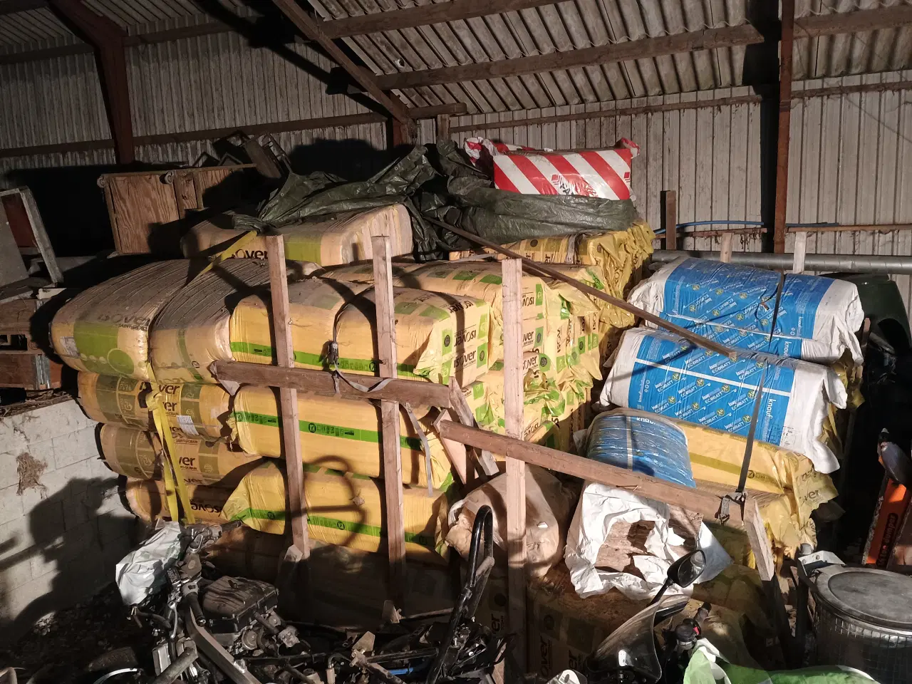 Billede 4 - Isover hulmurs isolering + flamingo strimler