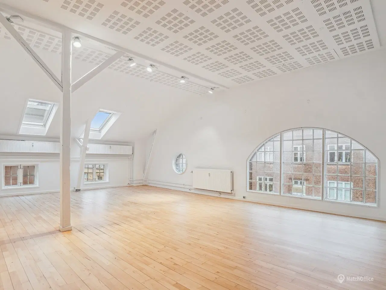 Billede 2 - Lyst og højloftet kontormiljø i tidligere fabriksbygning på Østerbro