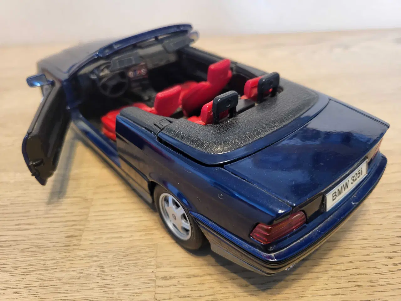 Billede 5 - Modelbil, BMW 325i Cabriolet 1993.  Skala 1/18.