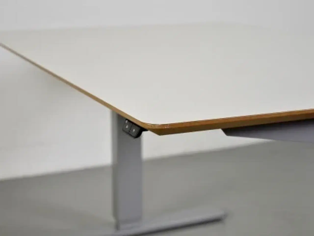 Billede 10 - Scan office hæve-/sænkebord med hvid laminat, gråt stel og kabelbakke, 120 cm.