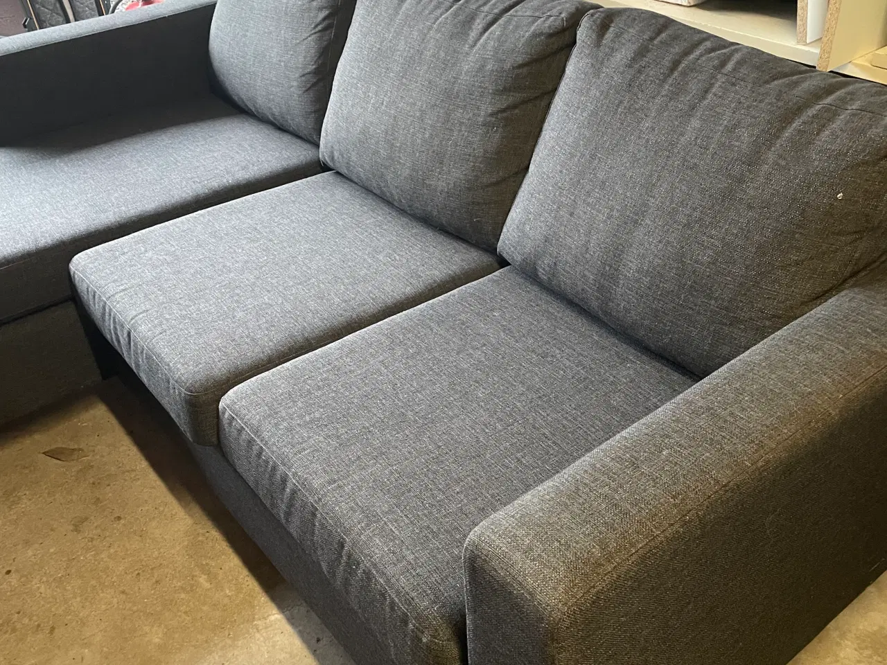 Billede 3 - Grå sofa i stof med chaiselong. 