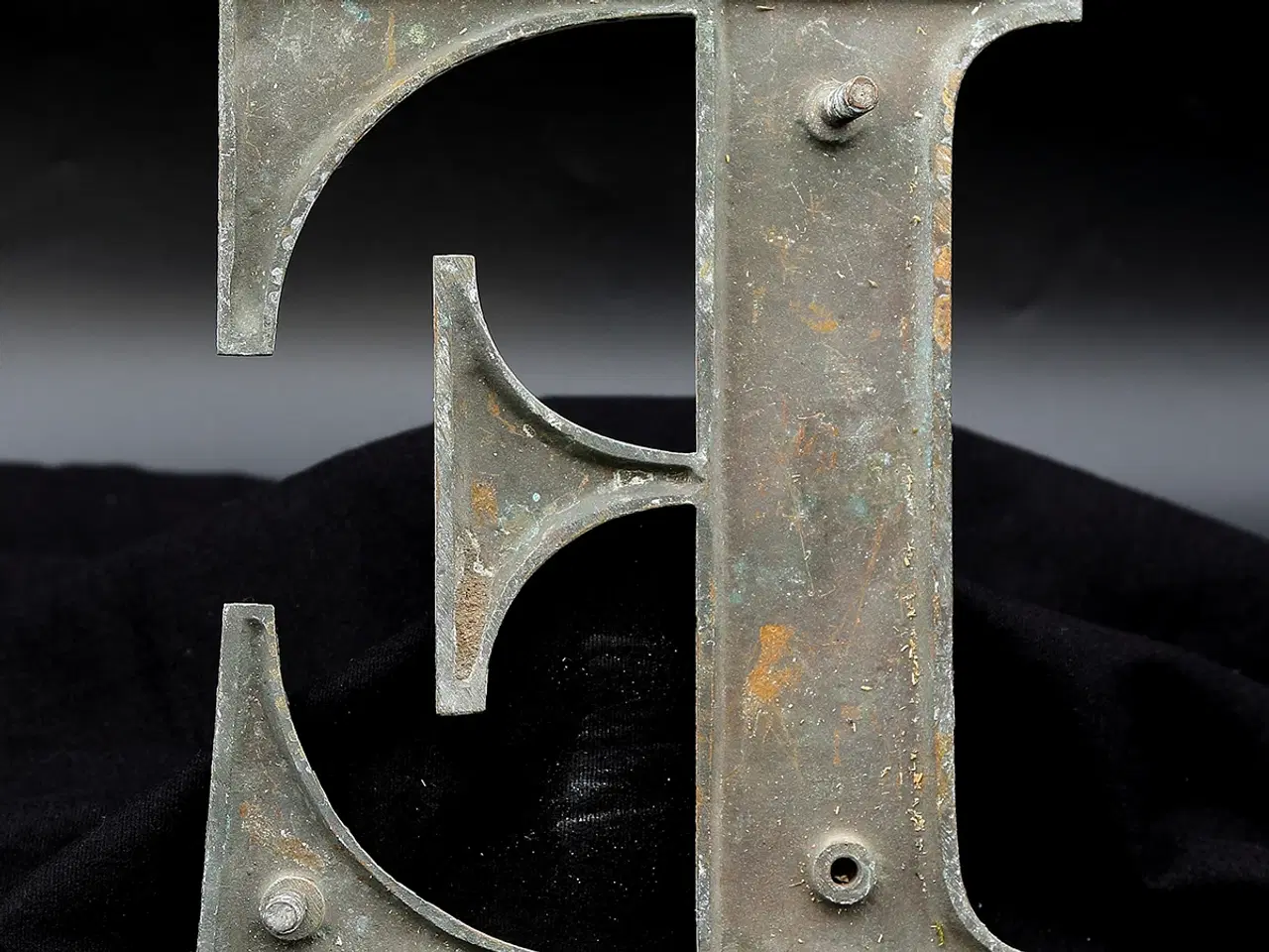 Billede 4 - Messing facadebogstav “E” – rå patina