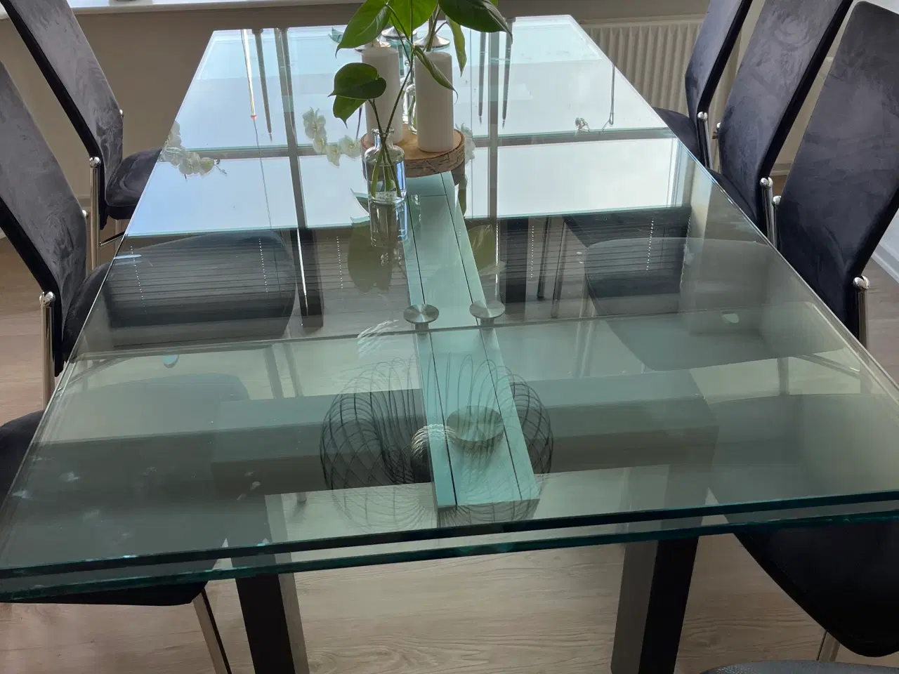 Billede 1 - Eksklusivt Glasbord, med en lille skade