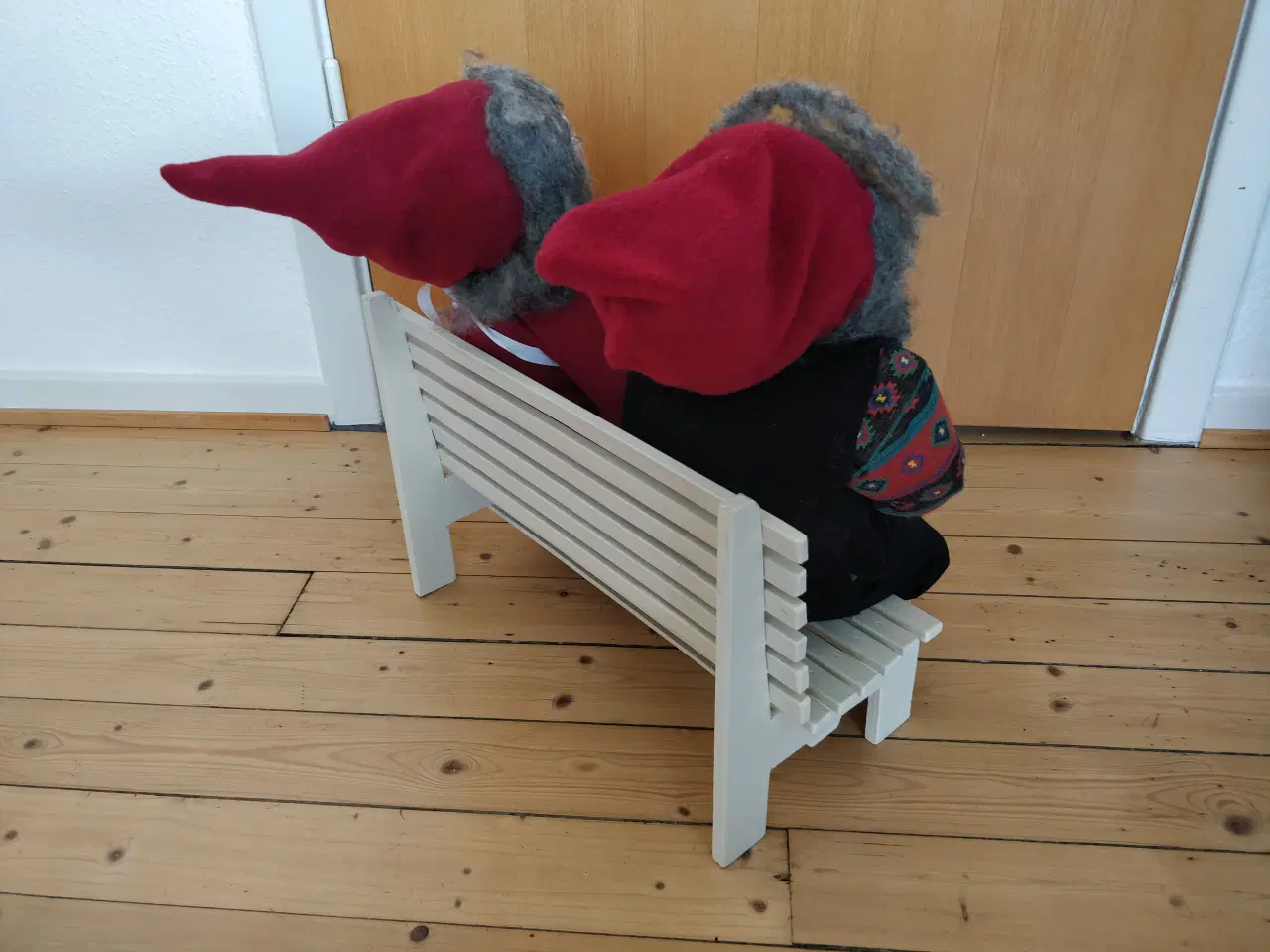 Billede 4 - Nissepar på bænk