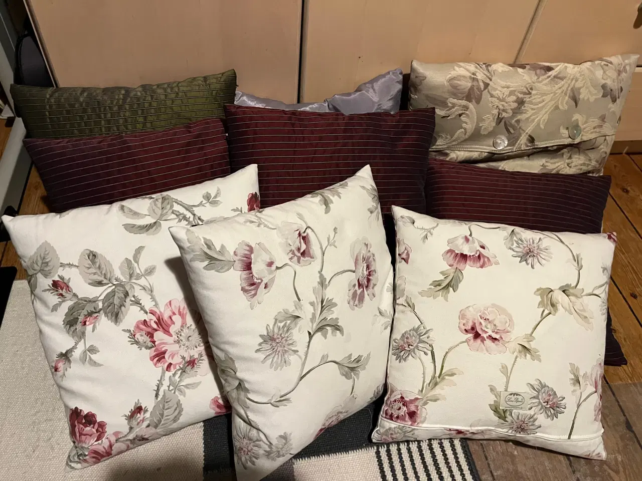 Billede 2 - 9 eksklusive Lene Bjerre pyntepuder – alle med dun