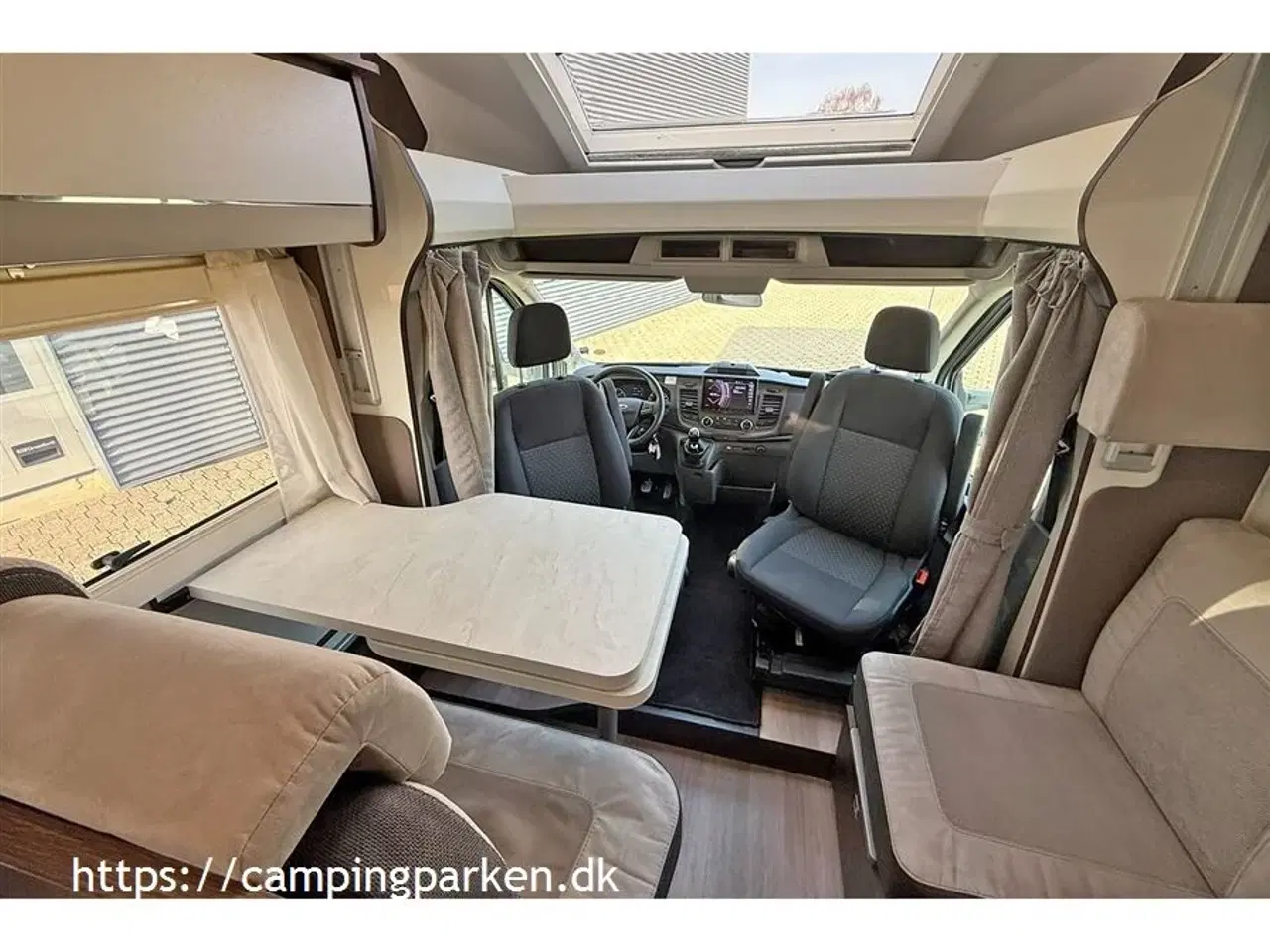 Billede 3 - 2021 - Benimar Super fin og velholdt autocamper med dobbeltseng og 5 selepladser