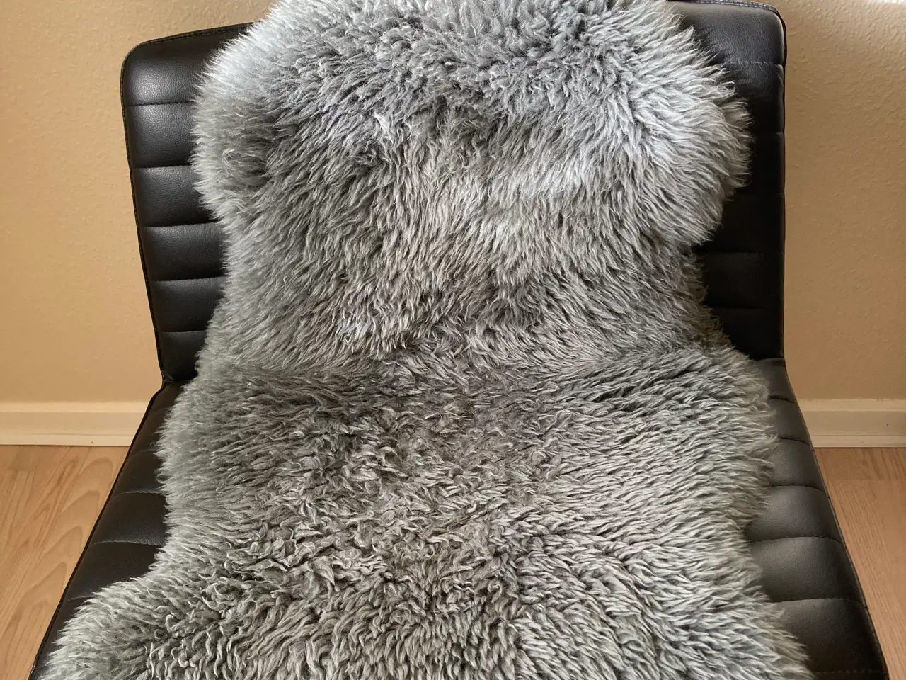 Billede 3 - Sort imiteret skind stol. H75 B74 D48 Ryg41