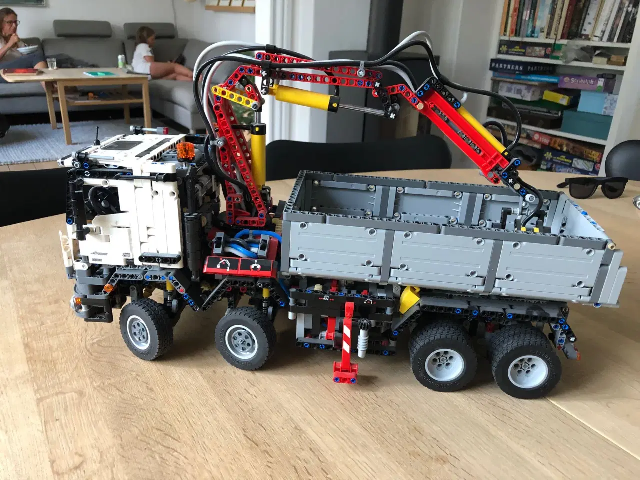 Billede 2 - LEGO model 42043 - Lastbil med kran