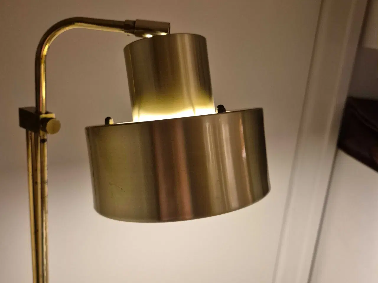Billede 7 - Elegant og praktisk gulvlampe i messing