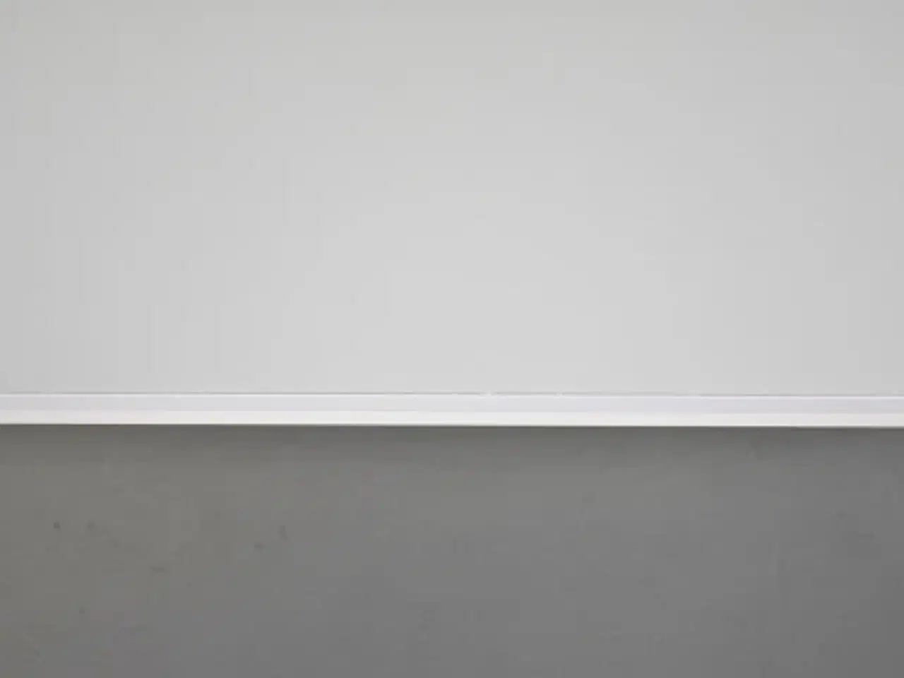 Billede 9 - Hæve-/sænkebord med hvid plade, hvidt stel og penneskuffe, 180 cm.