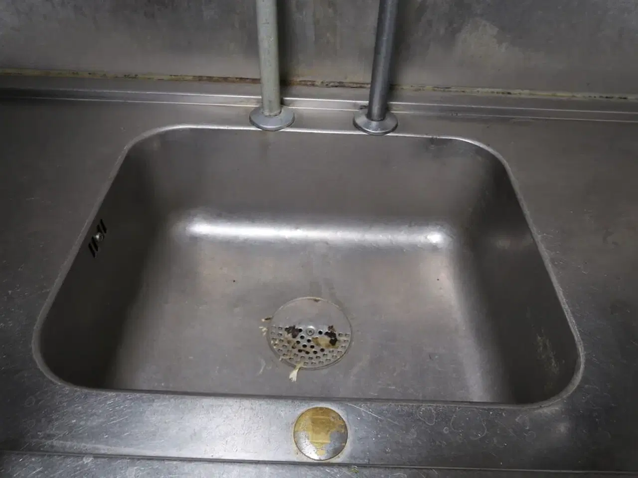 Billede 3 - Væghængt rustfri stålbord med vask & pistol