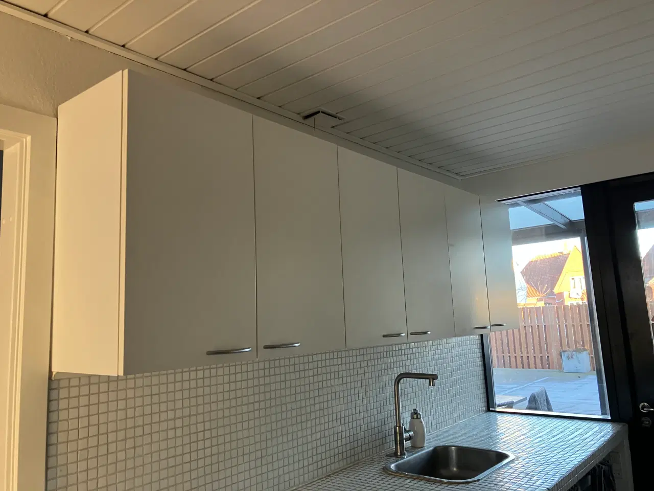 Billede 1 - 3 dobbelte overskabe i hvid med en hylde i hvert