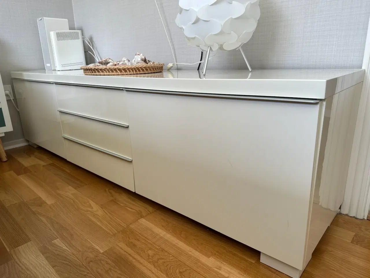 Billede 2 - IKEA tv-bord/skænk i hvid højglans med to skuffer 