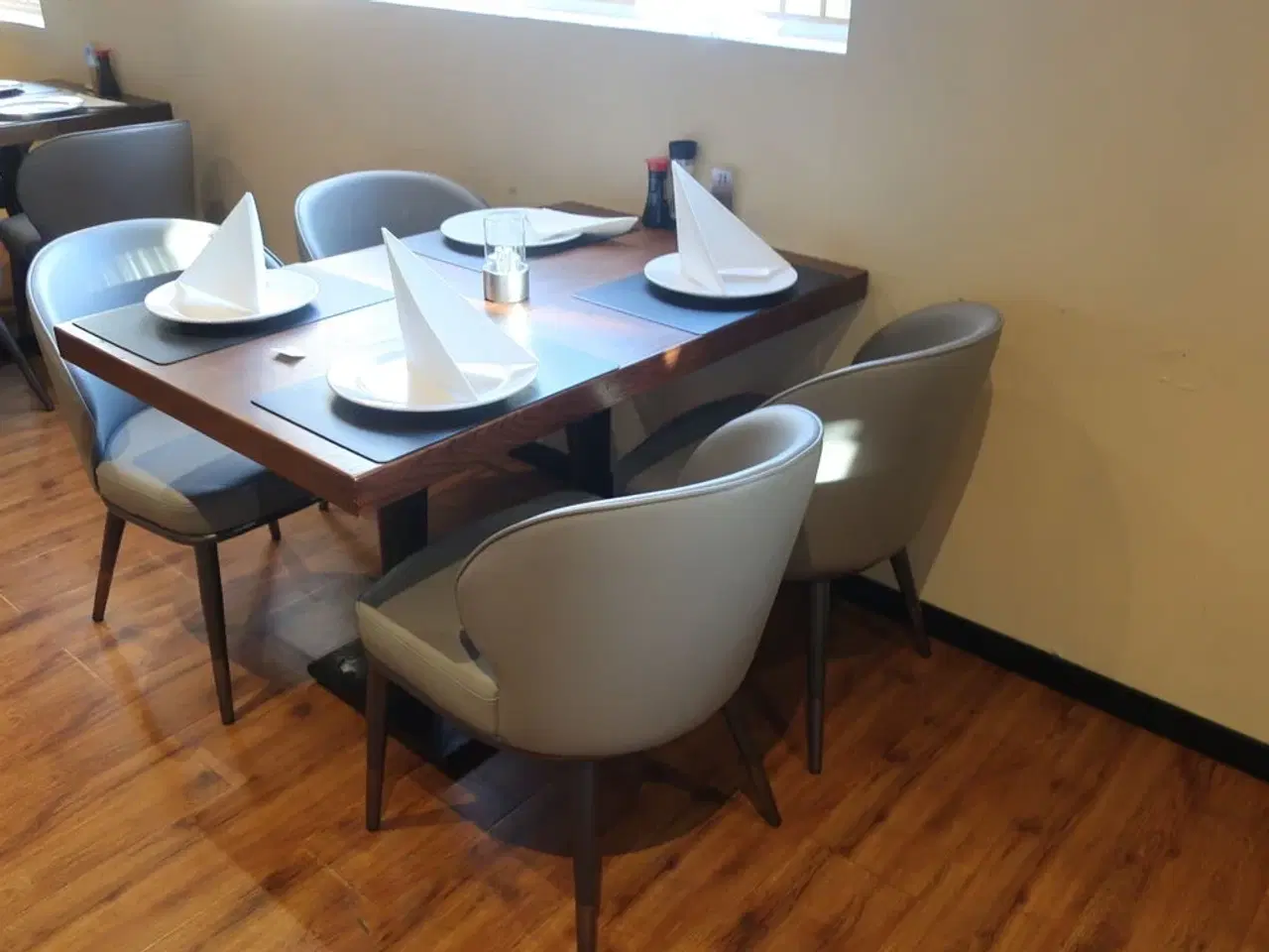 Billede 5 - 4 borde og 16 nye stole