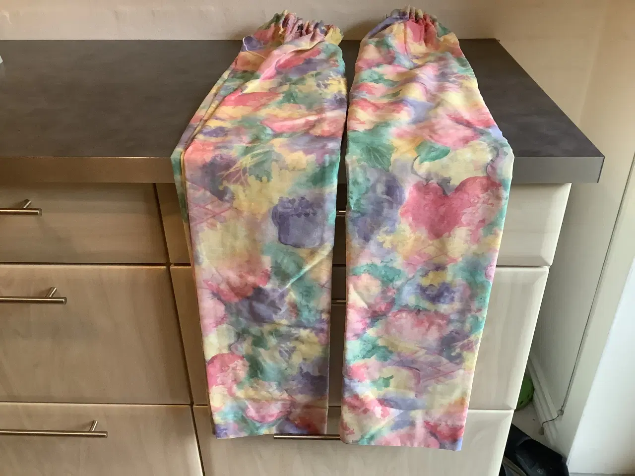 Billede 3 - 2x2 fag farverige gardiner det ene i bomuld 